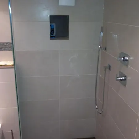 Apartmán Zimmer Mit Bad, Modern Und Ruhig - Familiaer! Düsseldorf